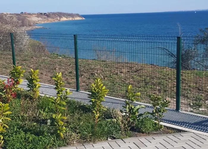 сарафово лукс гарден първа линия